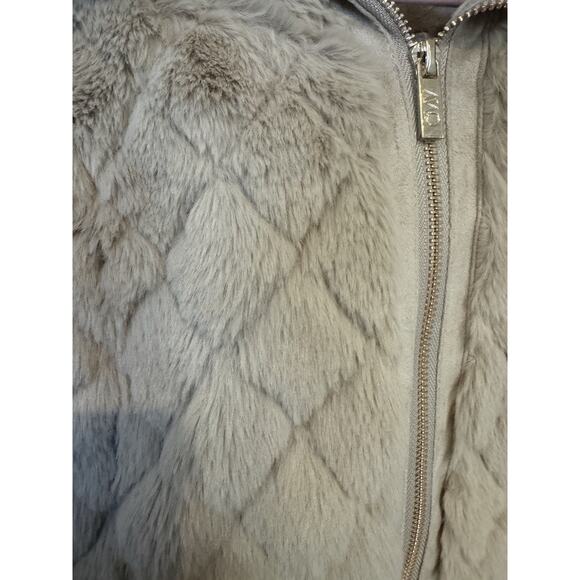 Carmen Marc Valvo Medium Faux Fur Vest Beige NWT - Picture 4 of 10